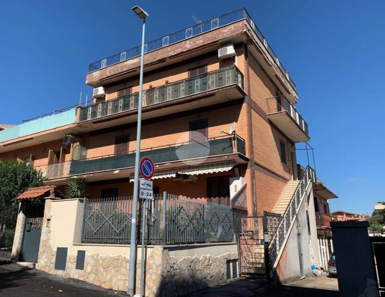 locale commerciale in vendita a Roma in zona Finocchio