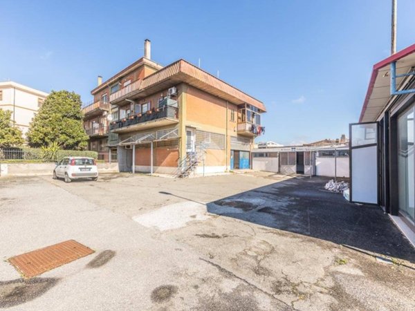 negozio in vendita a Roma in zona Castelverde