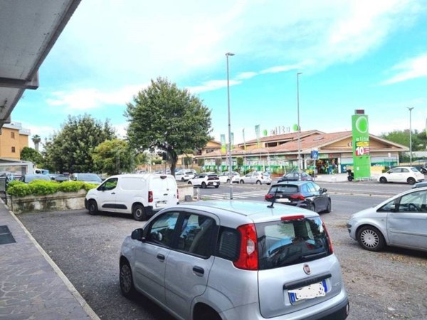 negozio in vendita a Roma in zona Pantan Monastero