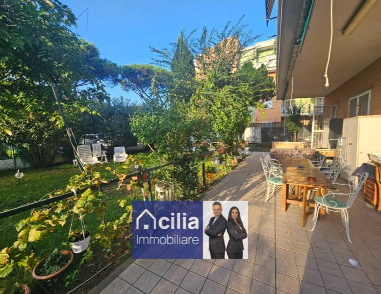 appartamento in vendita a Roma in zona Axa