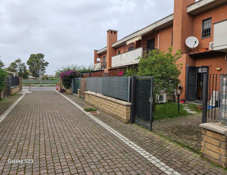 casa indipendente in vendita a Roma in zona Ostia Antica