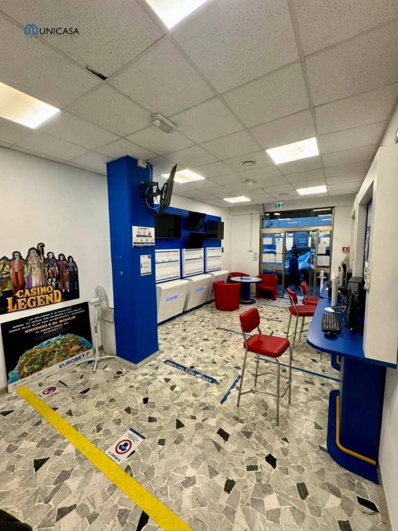 negozio in vendita a Roma in zona Tuscolano