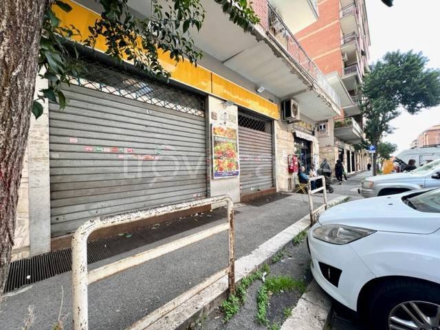 negozio in vendita a Roma in zona Tuscolano
