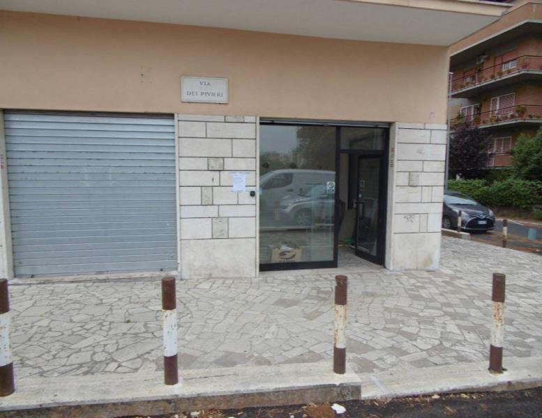 locale commerciale in vendita a Roma in zona Torre Maura