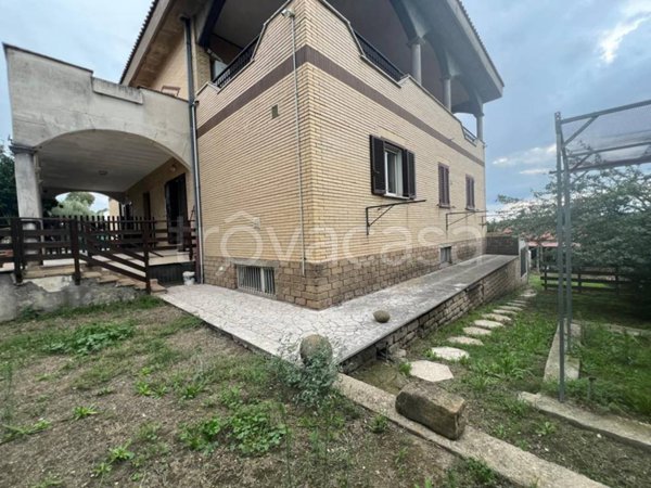 appartamento in vendita a Roma in zona Valle Santa