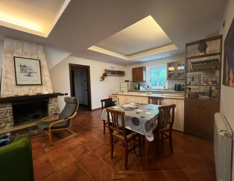appartamento in vendita a Roma in zona Valle Santa