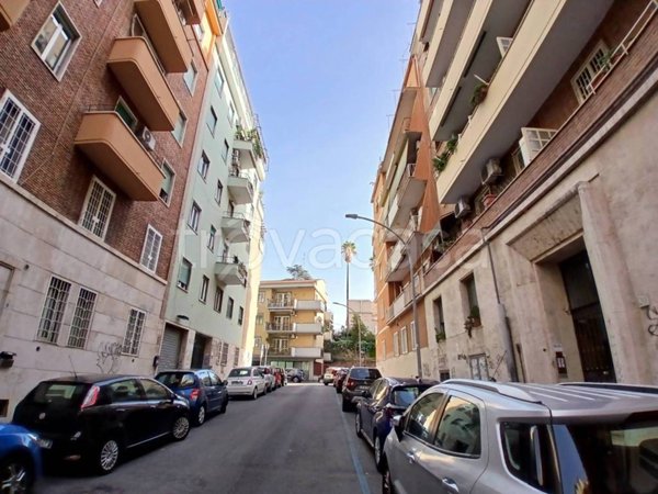 negozio in vendita a Roma in zona Tuscolano