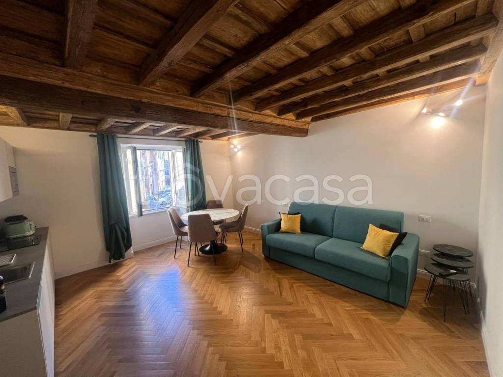 appartamento in vendita a Roma in zona Pigna - Sant'Angelo