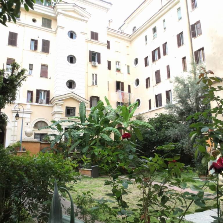 appartamento in vendita a Roma in zona Appio Latino