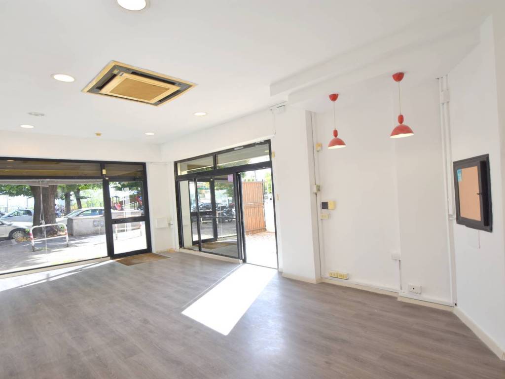 negozio in vendita a Roma in zona Portuense