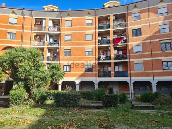 locale commerciale in vendita a Roma in zona Tor Bella Monaca