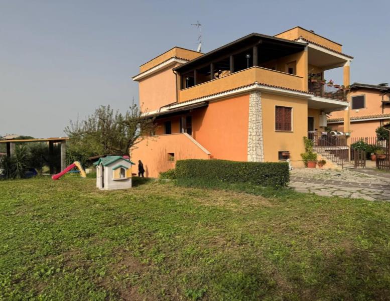 casa indipendente in vendita a Roma in zona Finocchio