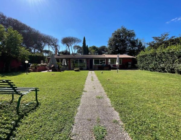 casa indipendente in vendita a Roma in zona Casal Palocco