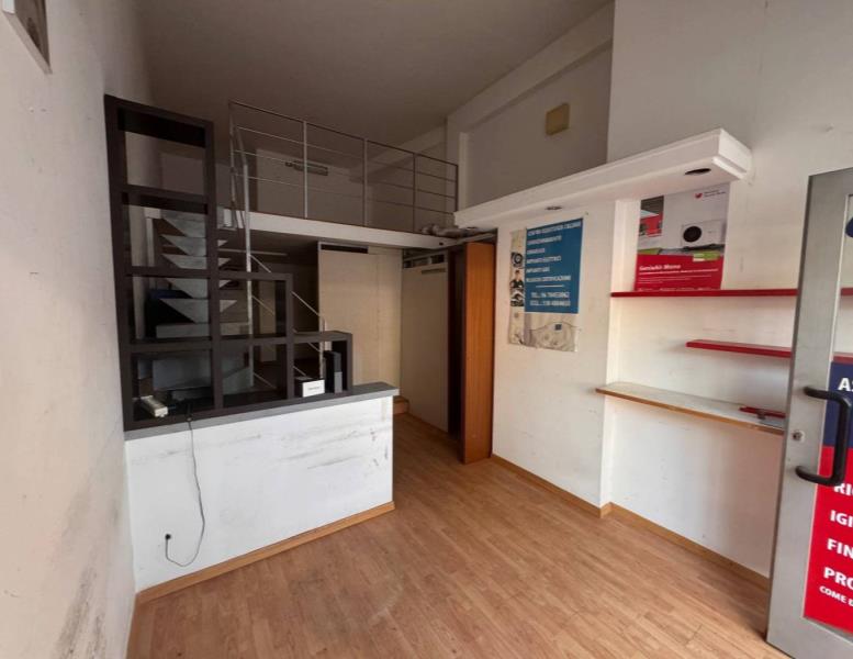 negozio in vendita a Roma in zona Appio Latino