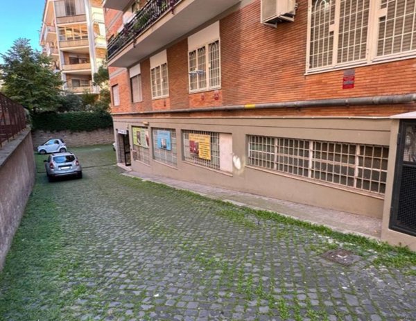 locale commerciale in vendita a Roma in zona Appio Claudio