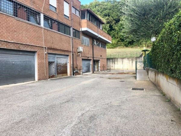 locale di sgombero in vendita a Roma in zona Trigoria