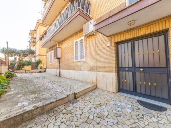appartamento in vendita a Roma in zona Torre Angela