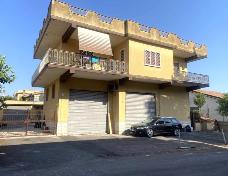 locale commerciale in vendita a Roma in zona Ostiense