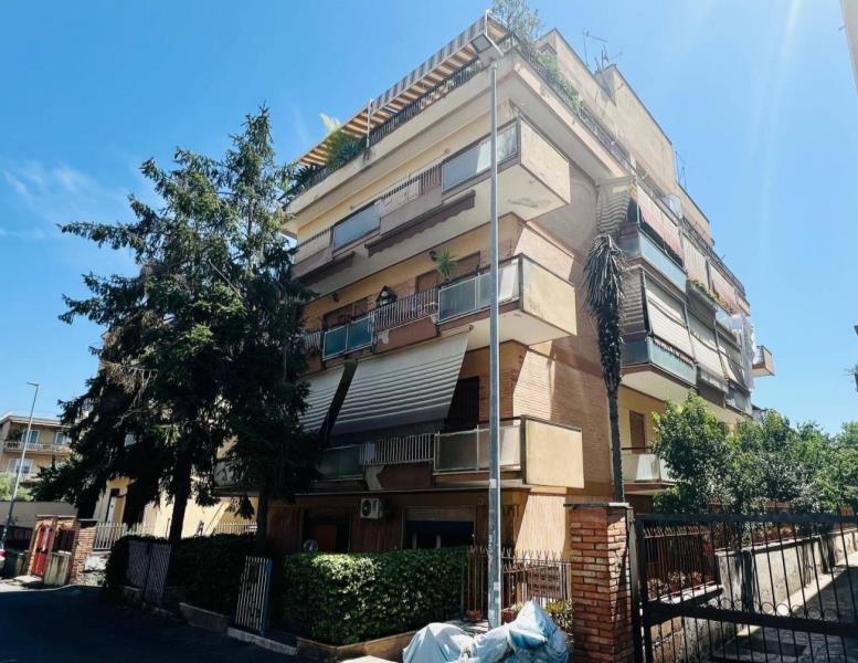 locale commerciale in vendita a Roma in zona Ponte Mammolo