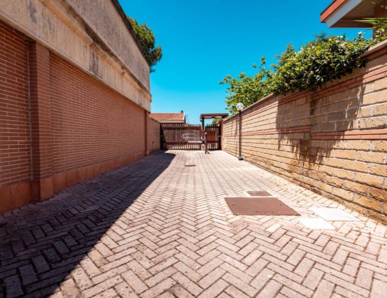 casa indipendente in vendita a Roma in zona Infernetto