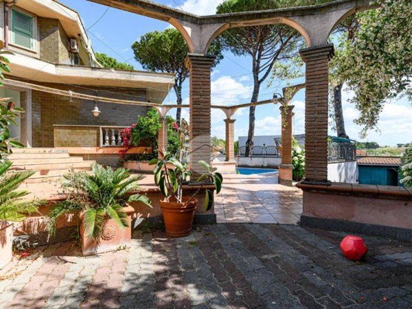 casa indipendente in vendita a Roma in zona Massimina/Casal Lumbroso