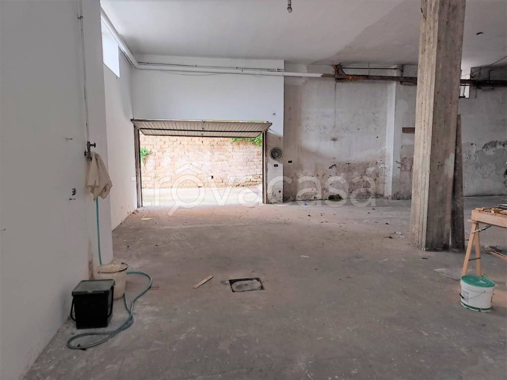 negozio in vendita a Roma in zona Borghesiana