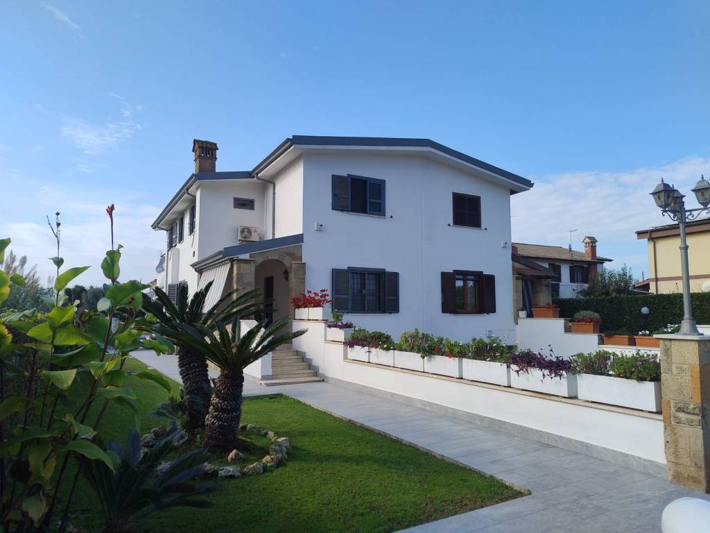 casa indipendente in vendita a Roma in zona Axa