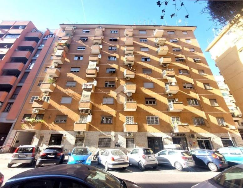 locale commerciale in vendita a Roma in zona Portuense