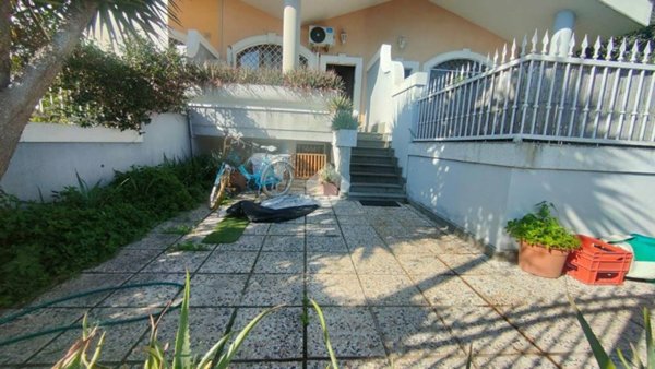 casa indipendente in vendita a Roma in zona Vitinia