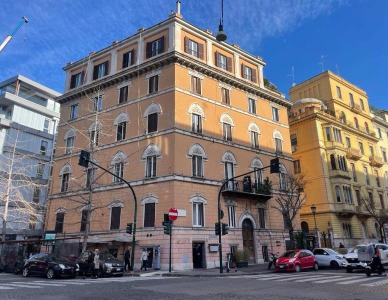 locale commerciale in vendita a Roma in zona Rione Prati