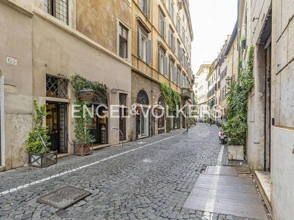 appartamento in vendita a Roma in zona Rione Regola