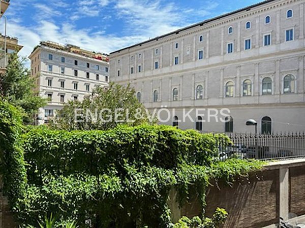 appartamento in vendita a Roma in zona Rione Regola