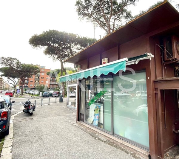 locale commerciale in vendita a Roma in zona Ostia