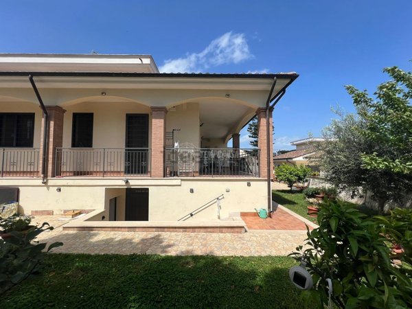 casa indipendente in vendita a Roma in zona Acilia