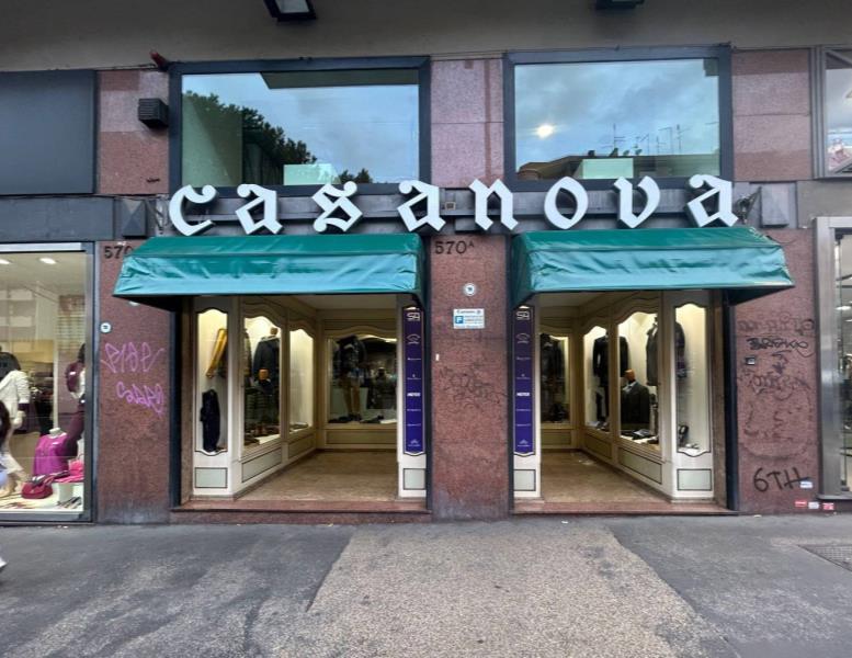 locale commerciale in vendita a Roma in zona Appio Latino