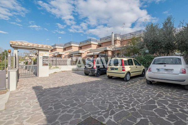 casa indipendente in vendita a Roma in zona Fontignani