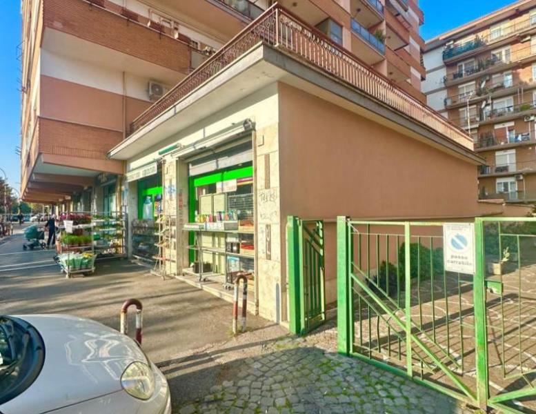 locale commerciale in vendita a Roma in zona Cinecittà