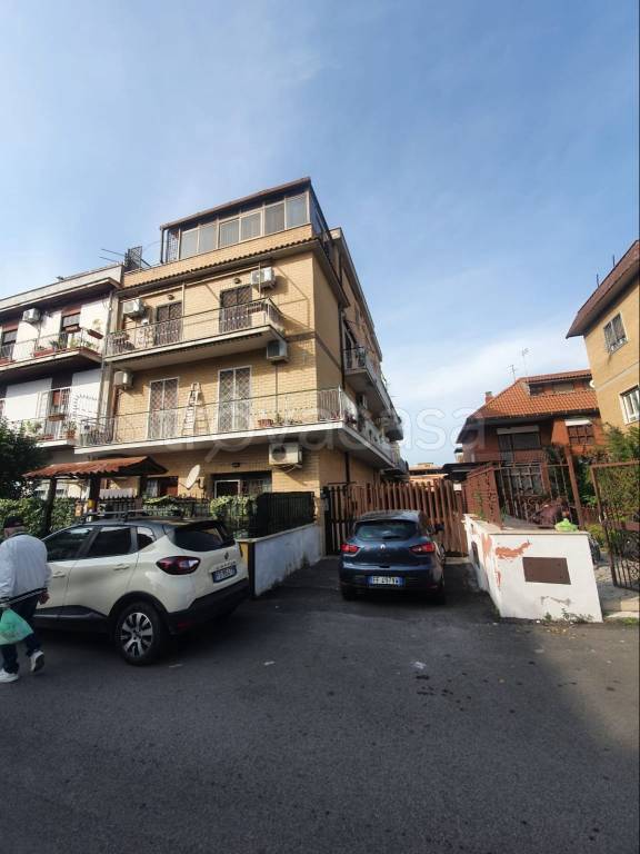 appartamento in vendita a Roma in zona Tor Bella Monaca