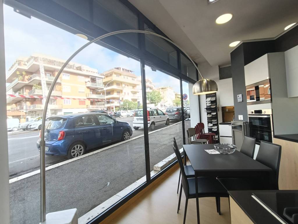 negozio in vendita a Roma in zona Portuense
