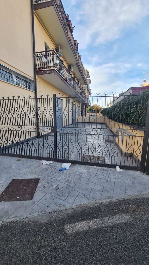 ufficio in vendita a Roma in zona Finocchio