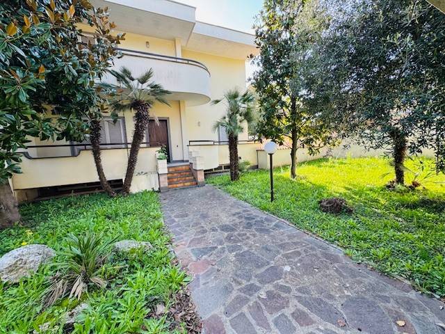 casa indipendente in vendita a Roma in zona Acilia