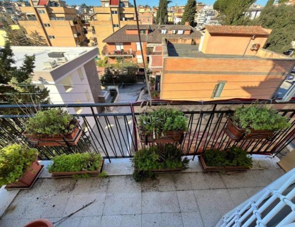 appartamento in vendita a Roma in zona Tomba di Nerone
