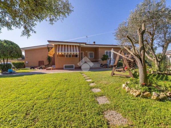 casa indipendente in vendita a Roma in zona Infernetto