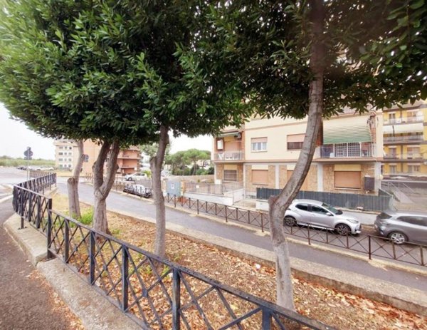 locale commerciale in vendita a Roma in zona Portuense