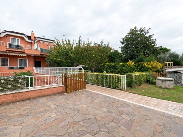 casa indipendente in vendita a Roma in zona Infernetto