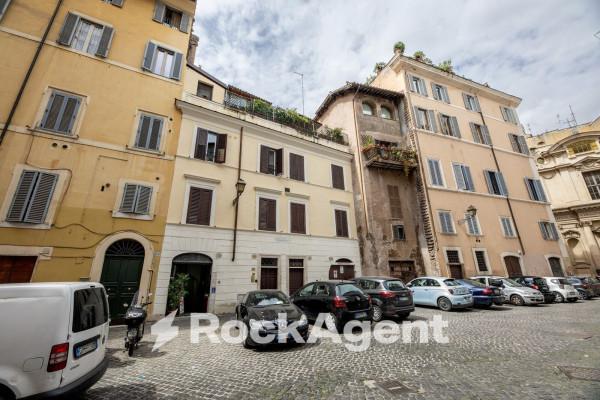 appartamento in vendita a Roma in zona Pigna - Sant'Angelo