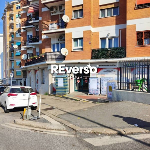 negozio in vendita a Roma in zona Collatino