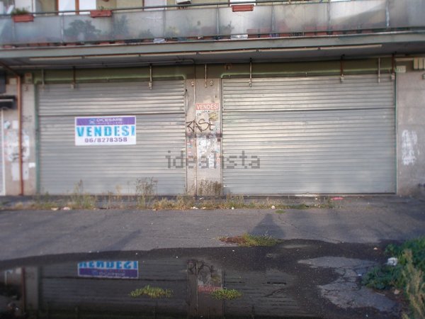 locale commerciale in vendita a Roma in zona Torre Angela