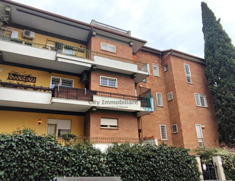 appartamento in vendita a Roma in zona Tomba di Nerone