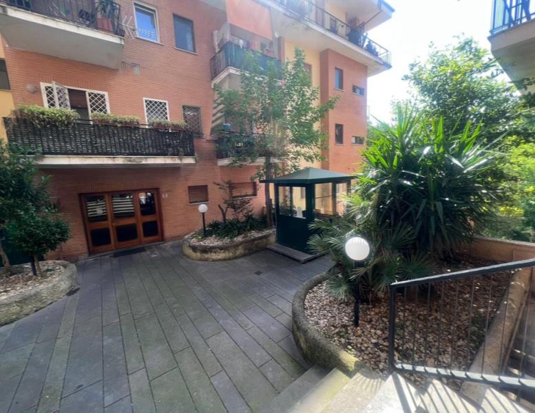 appartamento in vendita a Roma in zona Tomba di Nerone